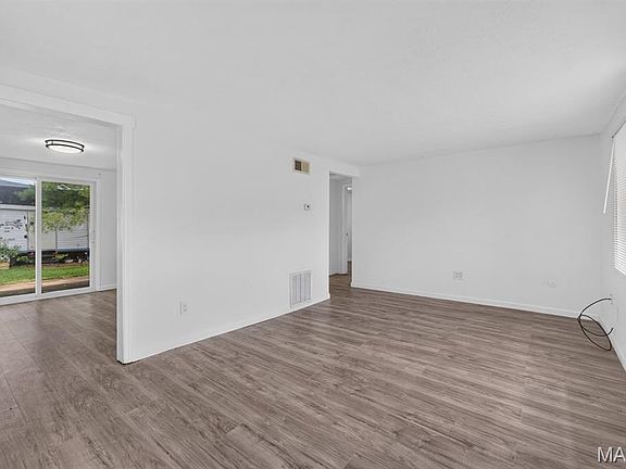 5th image of 207-209 Roxana Ave