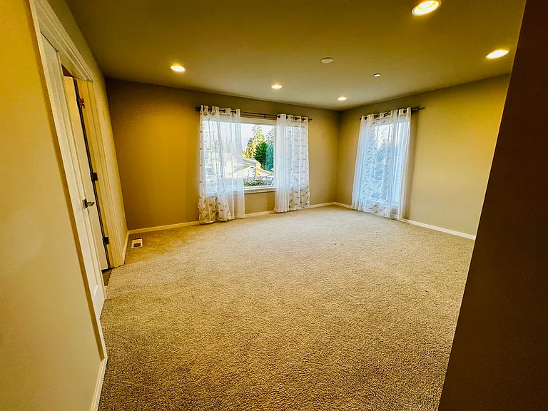 2nd floor - Master Bedroom 4 - entry