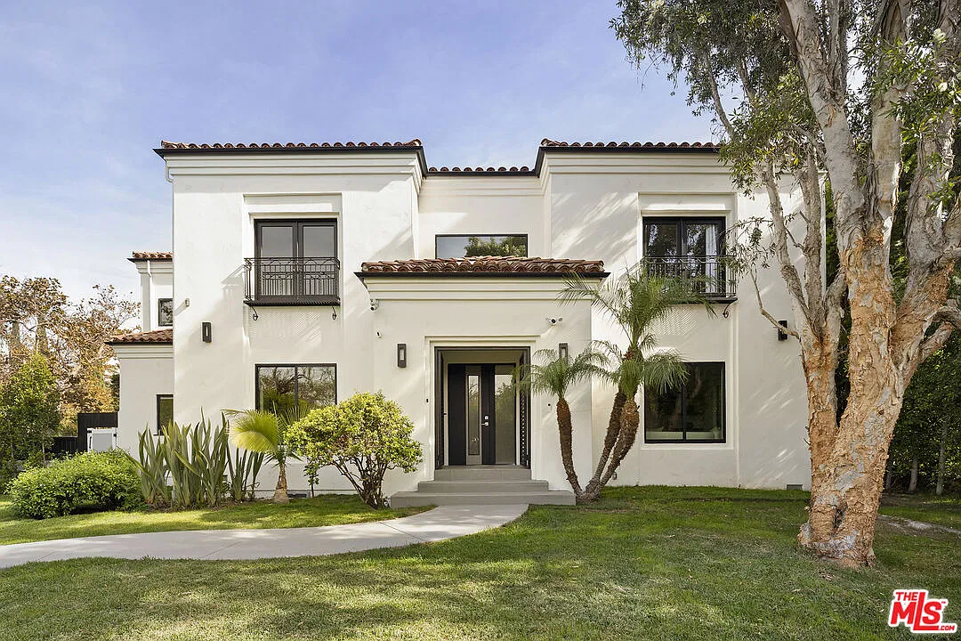 7 bed, 8.0 bath, 7030 sqft, $30,000 — Photo 1