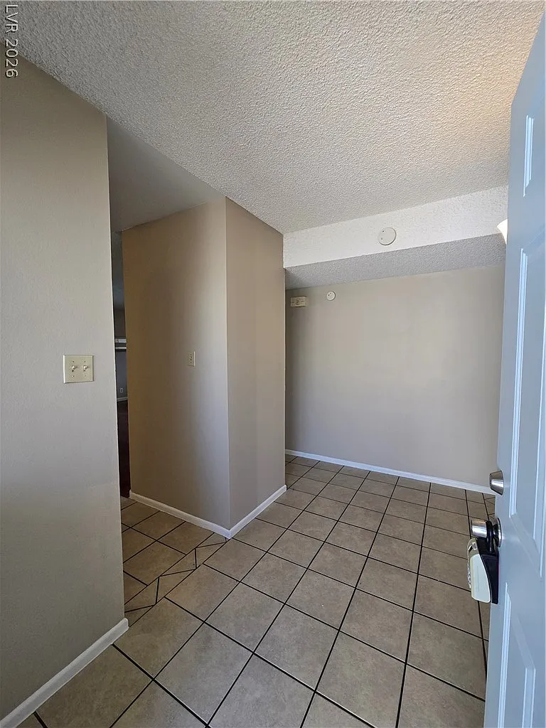 3 bed, 2.0 bath, 1354 sqft, $2,300 — Photo 2