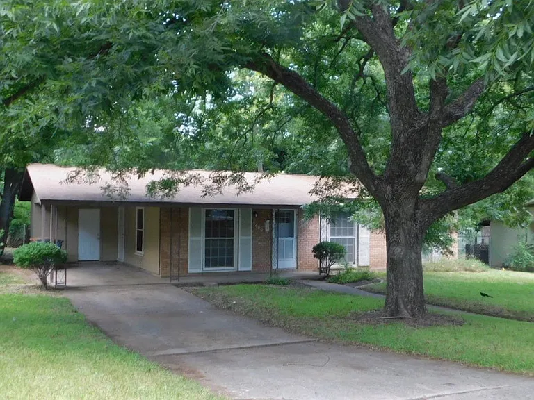 1400 Berkshire Dr — Photo 1