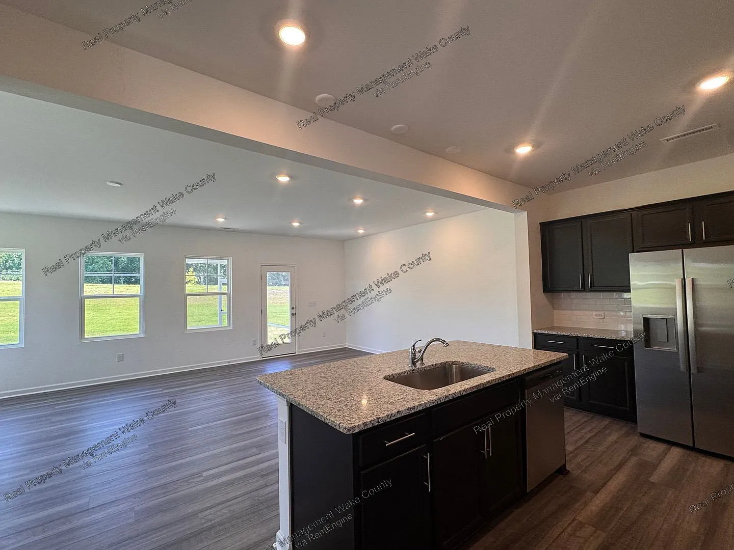 3 bed, 2.5 bath, 1924 sqft, $2,050 — Photo 3