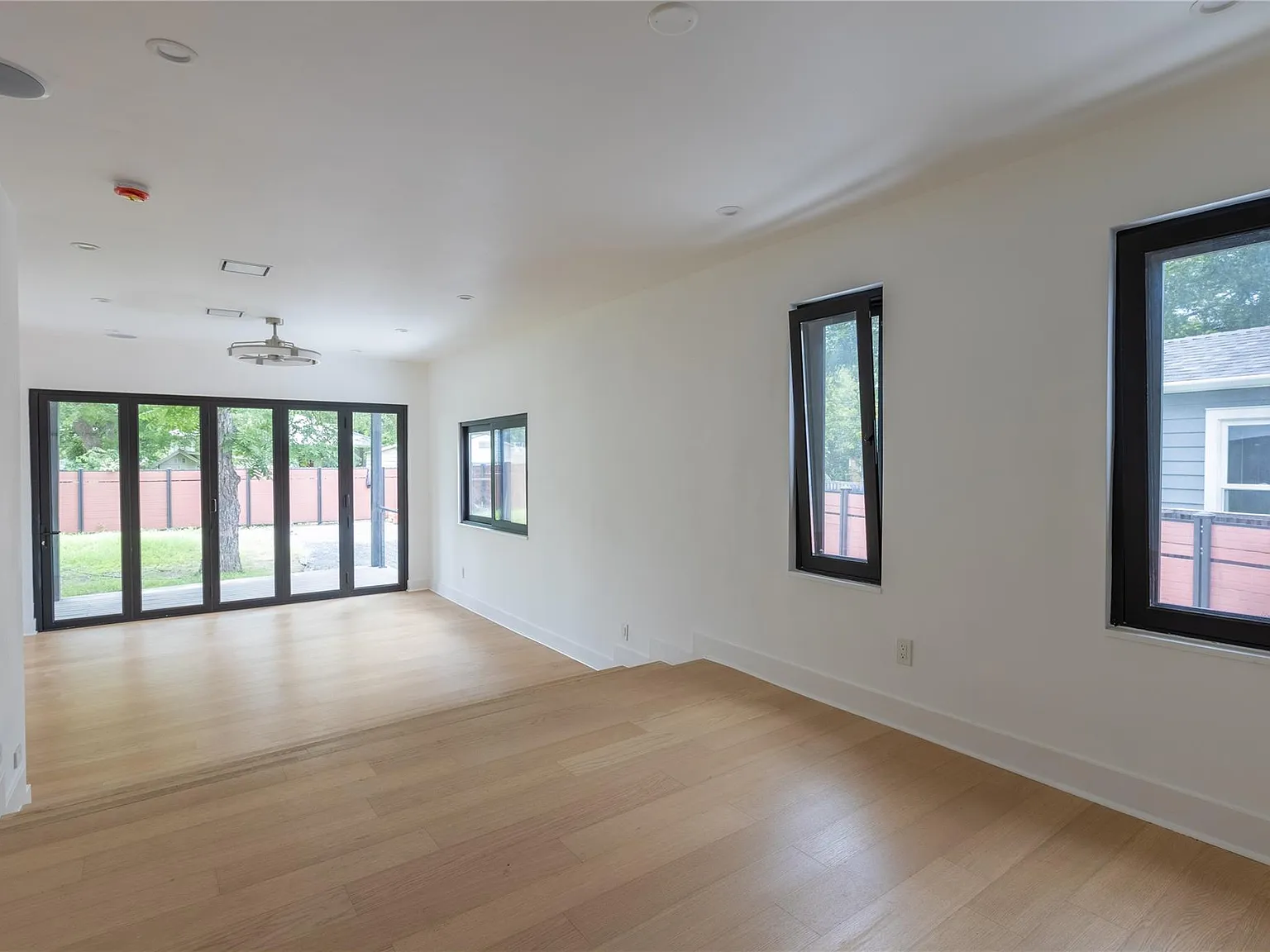 3 bed, 2.0 bath, 1762 sqft, $3,995 — Photo 2