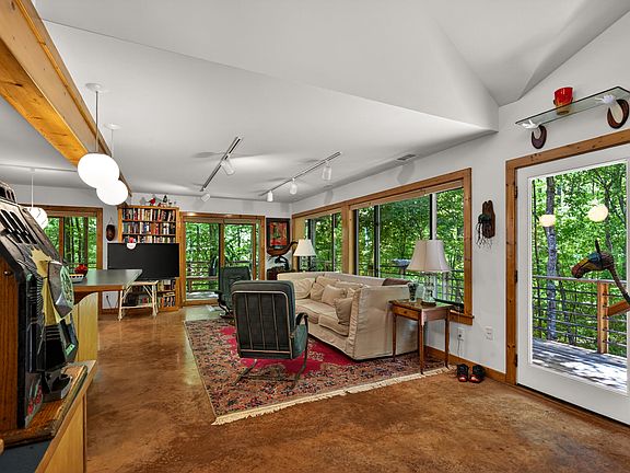 4th image of 304 Wrights Way