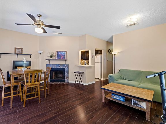 2nd image of 915 W 22nd 1/2 St APT 202