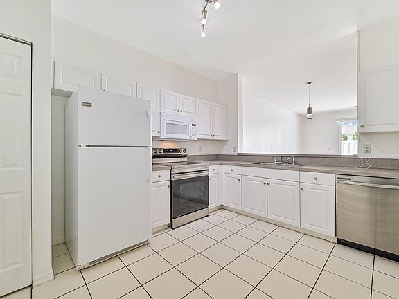 3rd image of 3005 Palmetto Oak Dr APT 104
