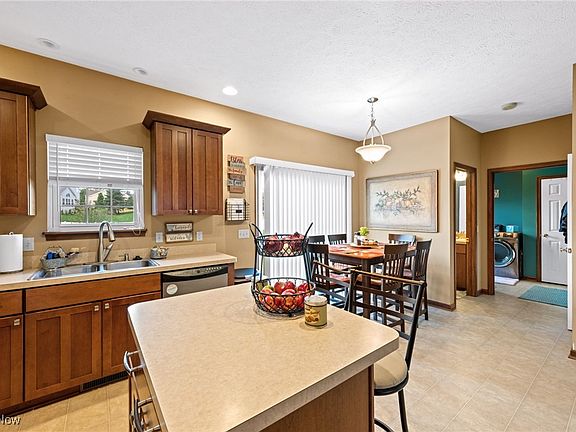 3rd image of 490 Gladstone Dr