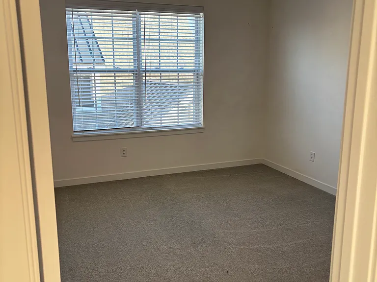 15109 Larchwood Dr — Photo 24