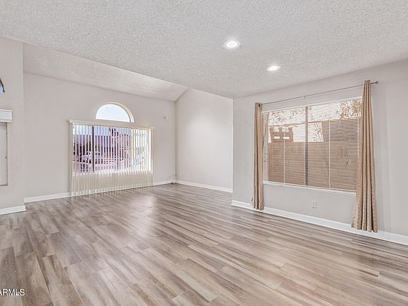 5th image of 8809 W WILSHIRE Drive