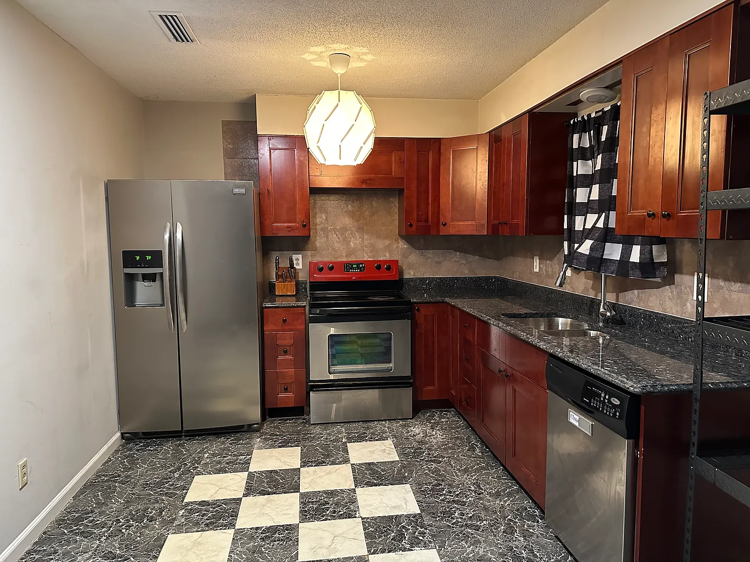 3 bed, 1.5 bath, 1072 sqft, $1,850 — Photo 1