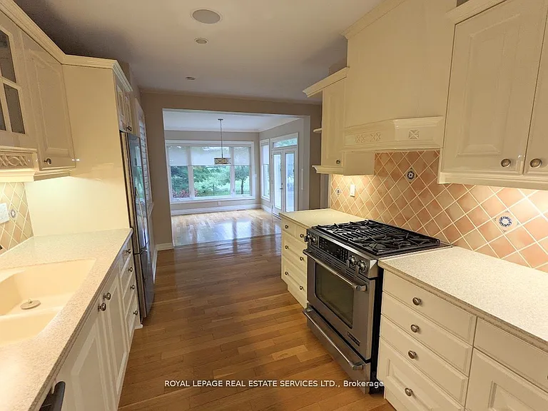 1602 Lincolnshire Blvd — Photo 9