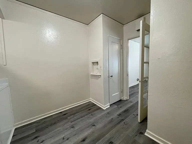Quaint Studio, Freshly Painted, with modern fixtures, with front and back entrance, — Photo 8