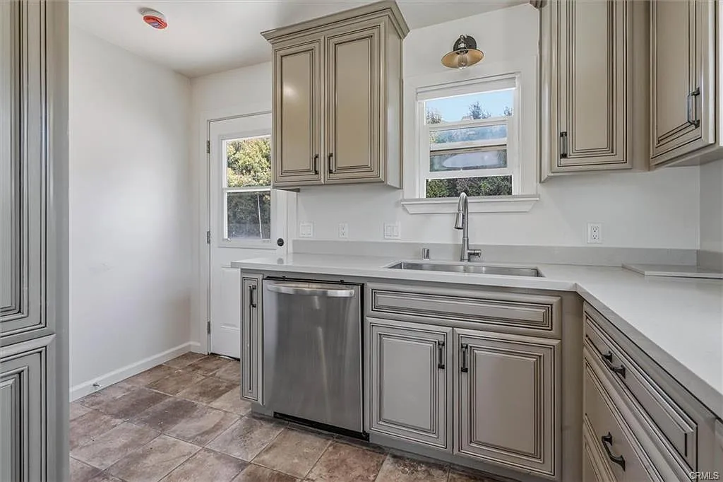3 bed, 900 sqft, $4,000 — Photo 4