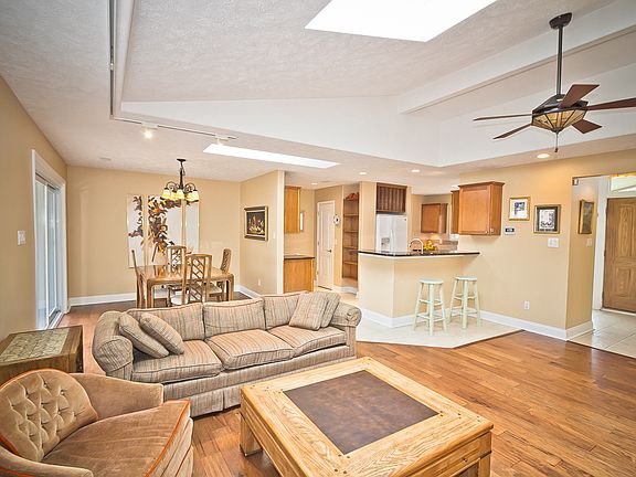 4th image of 6977 Woodbank Dr