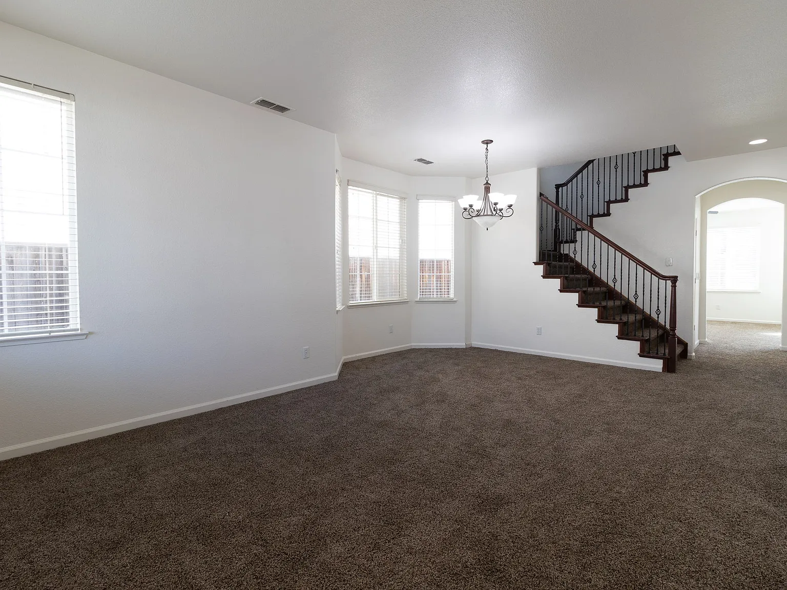 4 bed, 2.5 bath, 2301 sqft, $2,995 — Photo 4