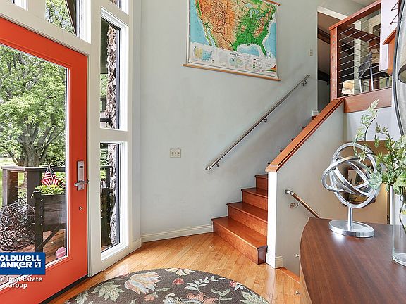 Open 2-story foyer