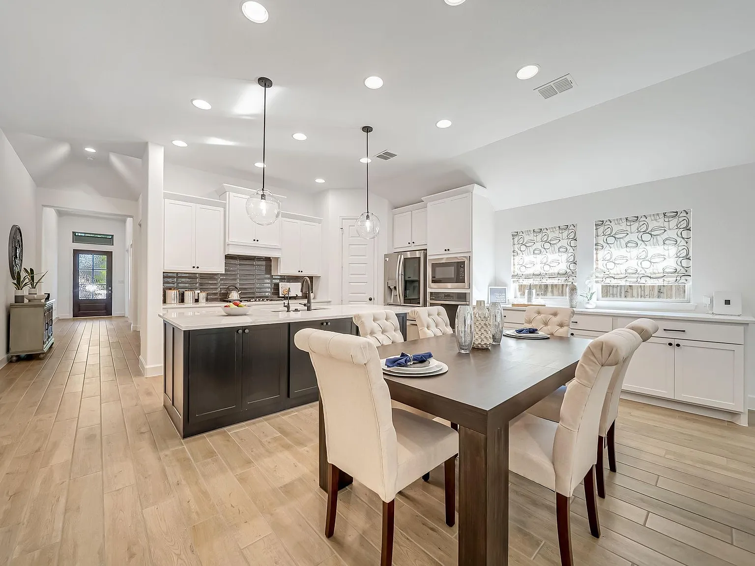 4 bed, 3.0 bath, 2474 sqft, $3,500 — Photo 4