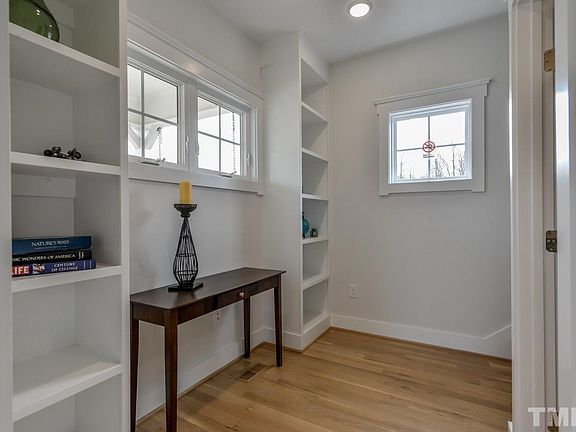3rd image of 102 S Fiori Hill Dr