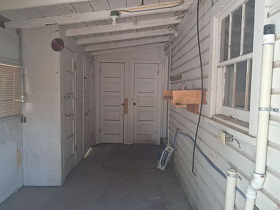 3rd image of 405 S Post Oak St