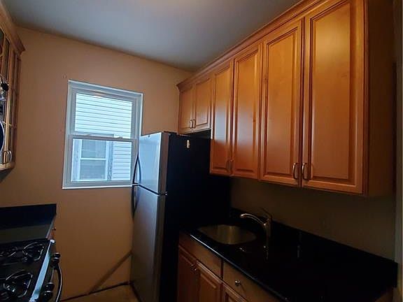5th image of 286 Revere Ave