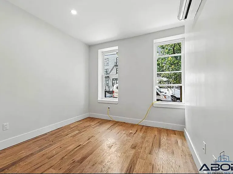 242 Montrose Ave #1A — Photo 4