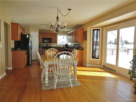 Eat-In Breakfast Nook & Kitchen