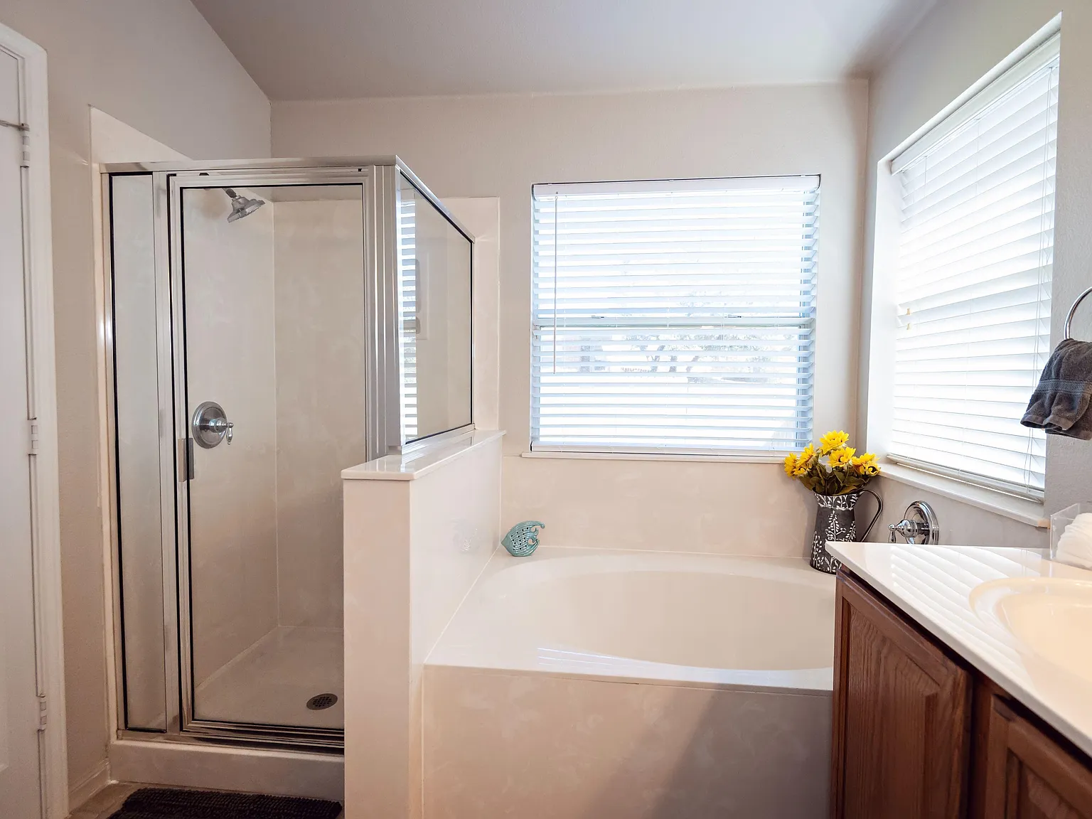 4 bed, 3.0 bath, 2326 sqft, $1,139 — Photo 4