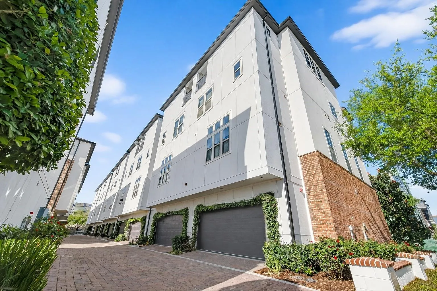 3 bed, 4.5 bath, 2811 sqft, $3,200 — Photo 4