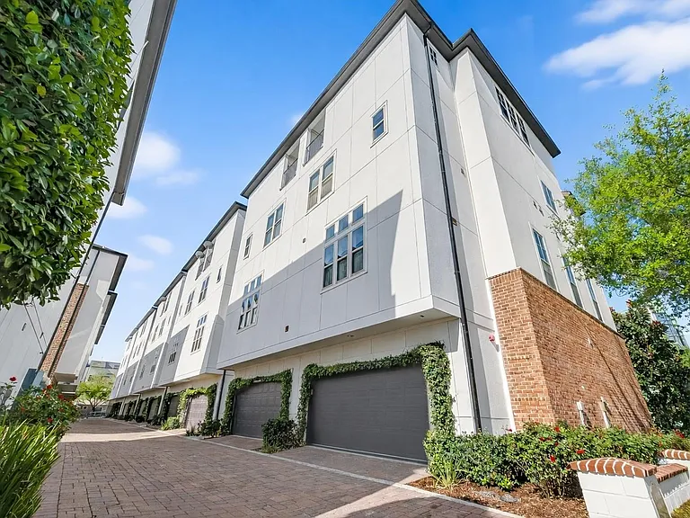 705 Delano St — Photo 4