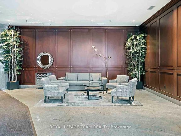 2nd image of 234 Rideau St #401