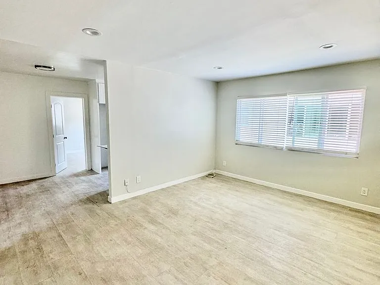 Move In Special $153 Dollars Off For The 1st 3 Months. Remodeled 3 Bedroom 1.5 Bath 2nd Floor Unit. — Photo 9