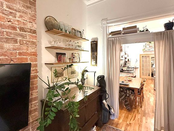 3rd image of 195 Calyer St APT 1L