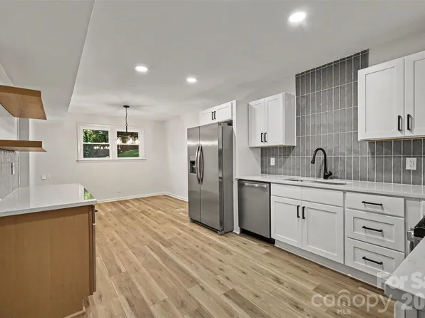 323 Whispering Pines Dr, Charlotte, NC 28217