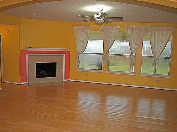  ANOTHER VIEW OF THE FAMILY ROOM