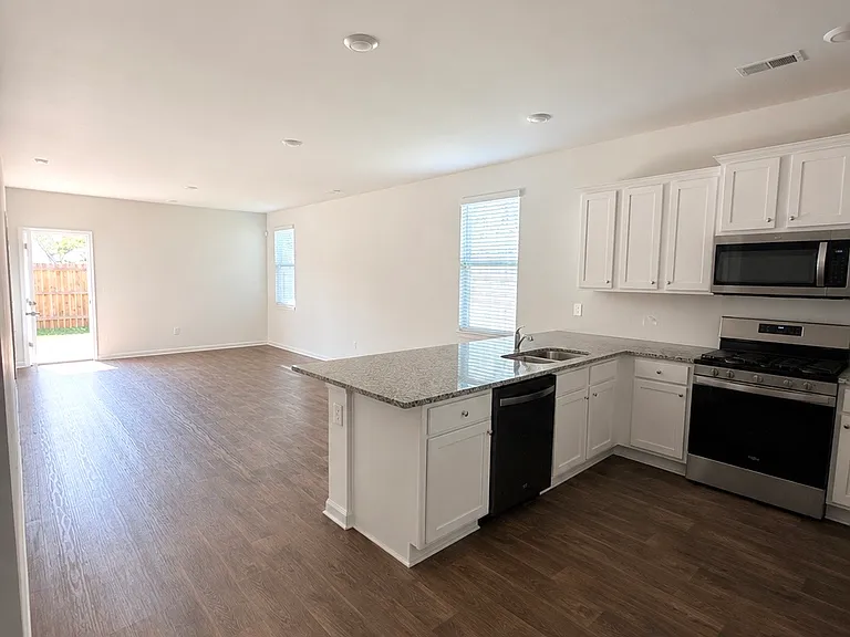 110 Cloverleaf St — Photo 9