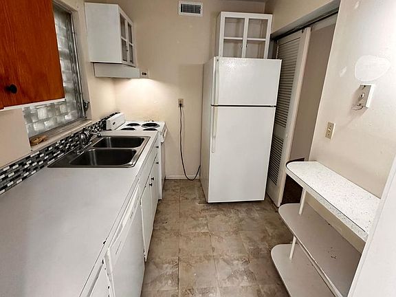 4th image of 305 E Dakin Ave #1