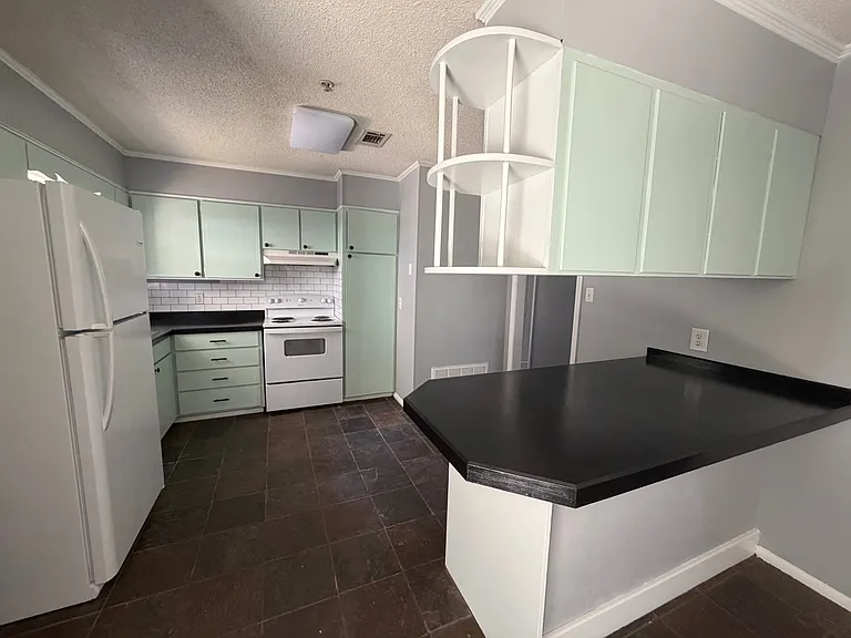 1006 Spanish Acres Dr — Photo 2