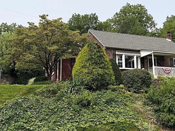 5261 Fairview St, Whitehall, PA 18052