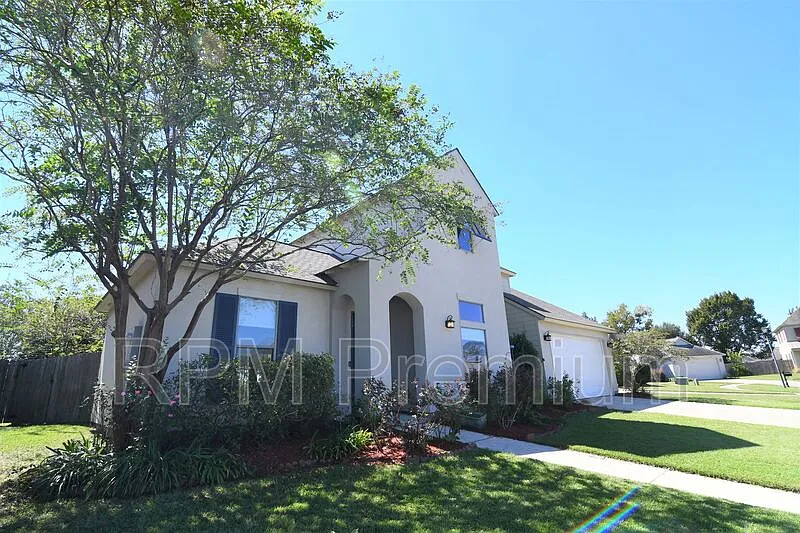 3 bed, 2.5 bath, 1950 sqft, $2,350 — Photo 2
