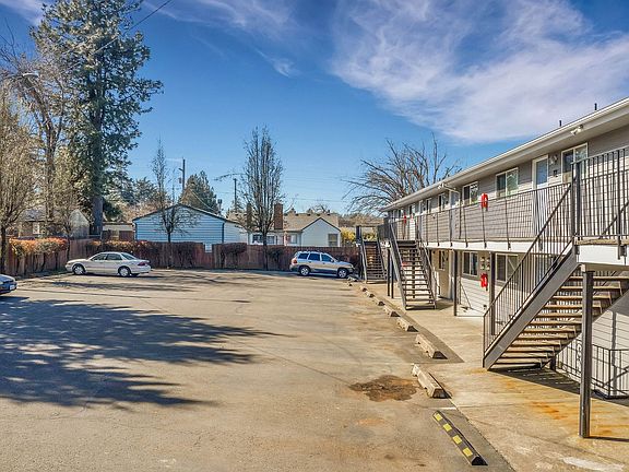 3rd image of 12240 NE Siskiyou St #957-3