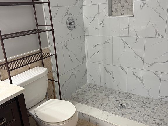 5th image of 127 Springwood Cir APT F