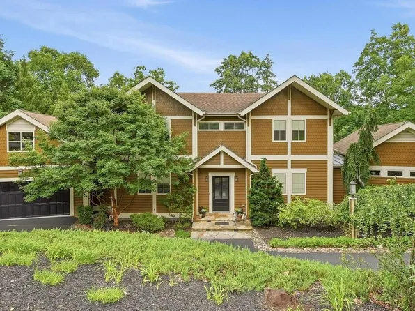 130 Lake Shore Dr, Cross Junction, VA 22625