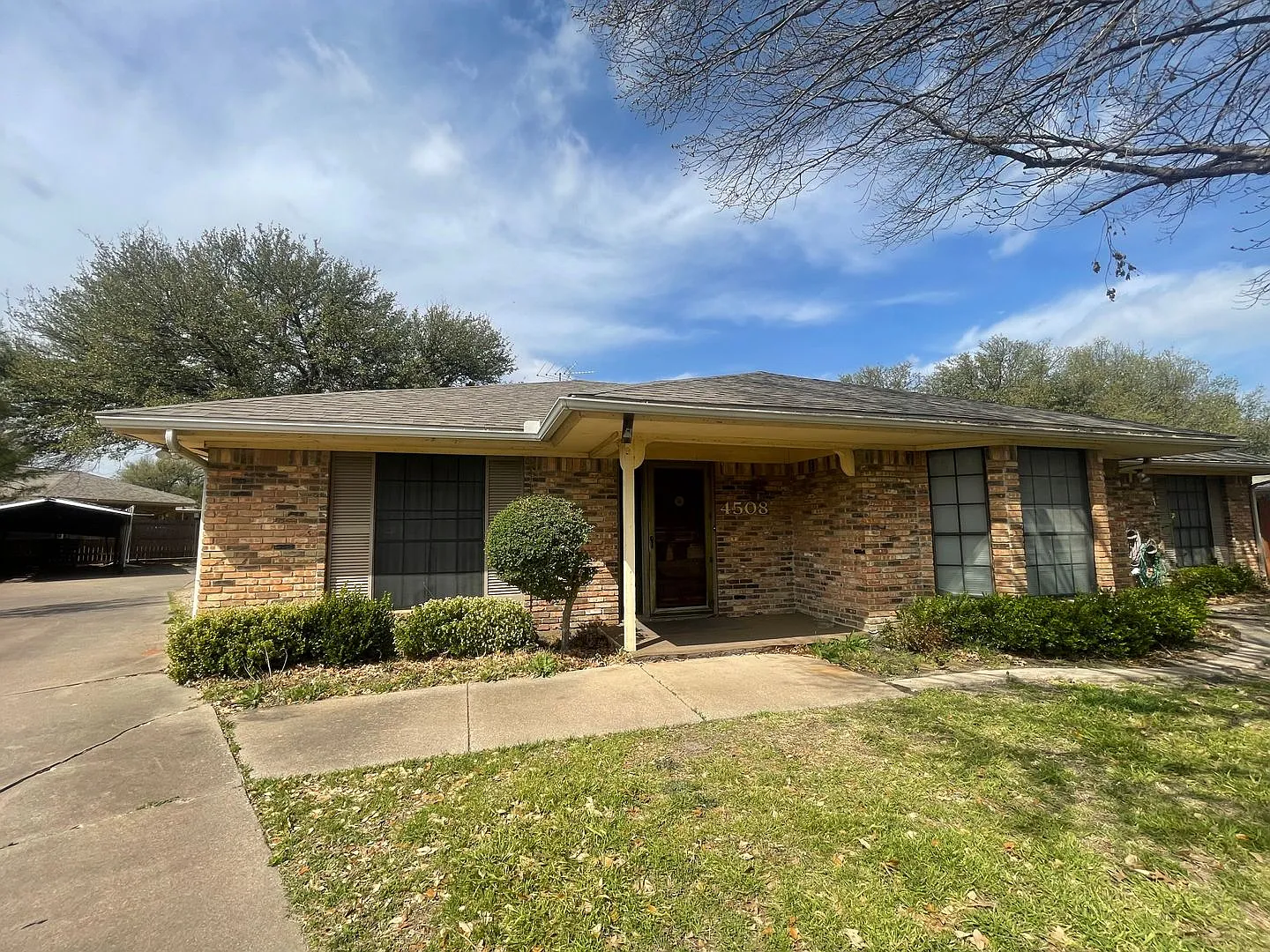 Available Now 3 Bedroom 2.5 Bath Spacious Home In Sw Fort Worth — Photo 1