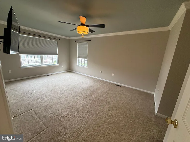 233 Fountayne Ln — Photo 18