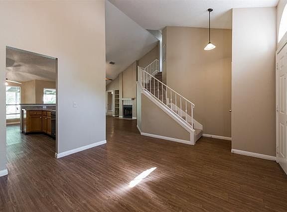 5th image of 910 Elmwood Trl