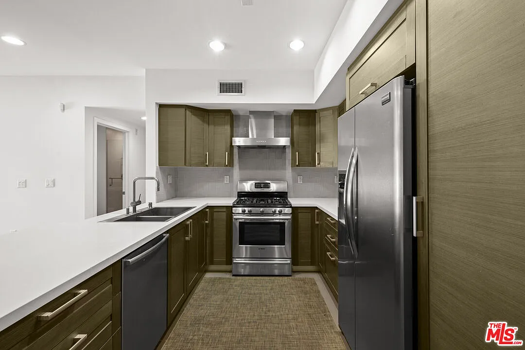 3 bed, 3.0 bath, 1420 sqft, $3,950 — Photo 4