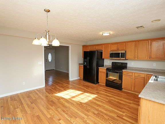 5th image of 140 Twin Lakes Dr