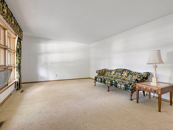 3rd image of 4624 Longmeadow Ln