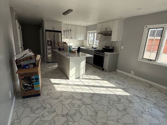 2nd image of 2564 Tonquin St Floor 1