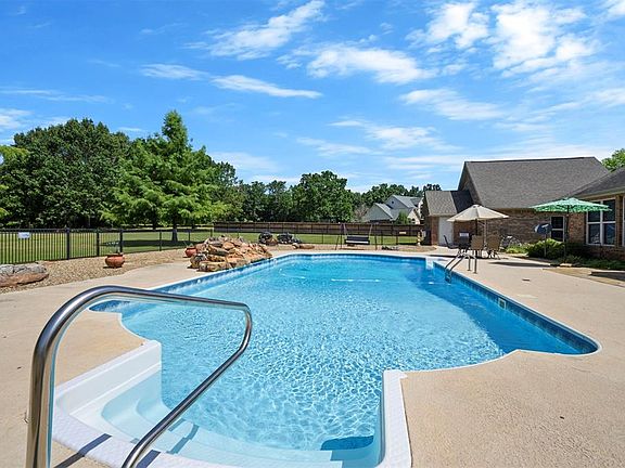 3rd image of 803 Oak Brook Dr